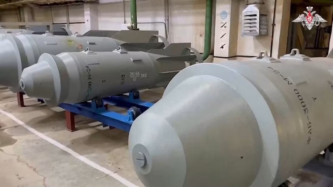 Câu hỏi về tính khả thi của việc sử dụng module UMPC đối với bom FAB-3000 đang được giới chuyên gia thảo luận tích cực, khi có ý kiến lo ngại trọng lượng quá lớn của quả bom khiến bộ cánh lượn mất tác dụng.