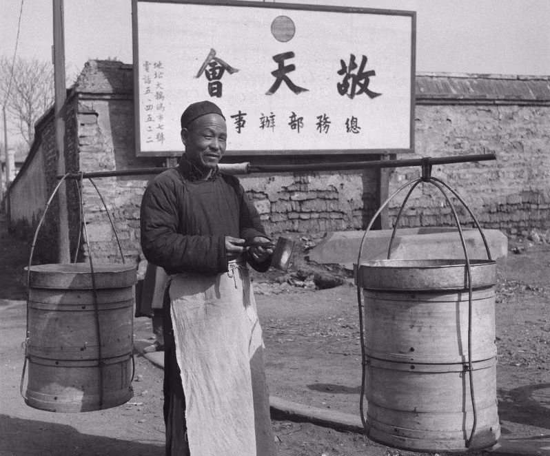 Gánh hàng vào trong các ngõ sâu, hẻm sâu. Chủ hàng vừa đi vừa gõ mõ thay cho tiếng rao.