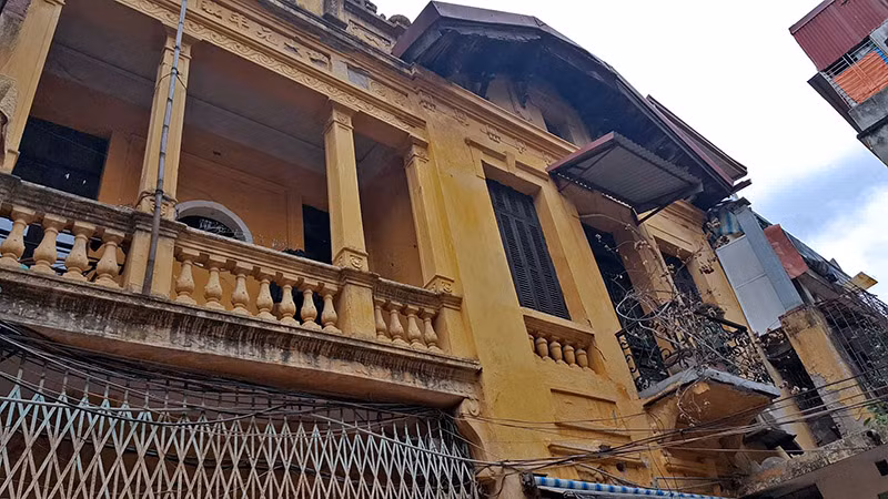 Phía ngoài của căn biệt thự có tuổi đời gần 100 năm. Ảnh: Diệu Bình Phía ngoài của căn biệt thự có tuổi đời gần 100 năm. Ảnh: Diệu Bình