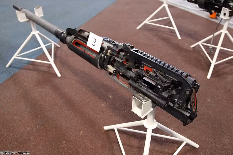Tổng chiều dài của loại pháo này là1.978mm, trong khi đó nòng pháo dài tới 1.500mm.