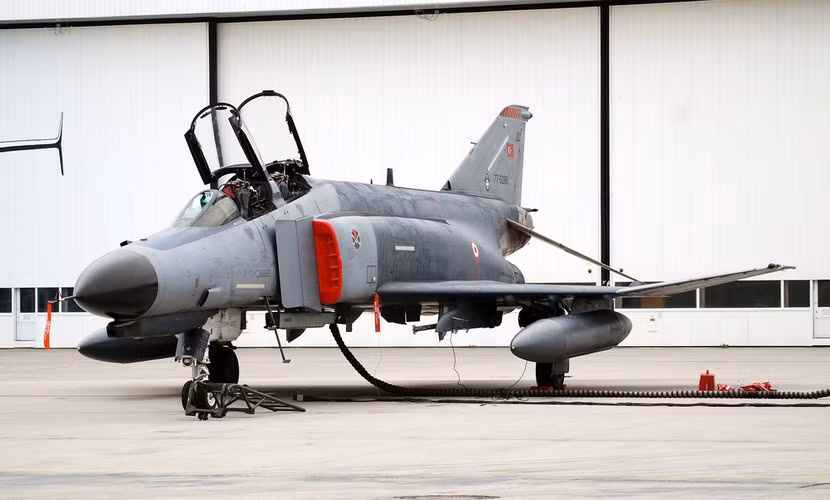 Vẫn còn khoảng chiếc F-4 Phantom II do Mỹ chế tạo sử dụng cho nhiệm vụ trinh sát và tấn công mặt đất. Hiện phần lớn số F-4 này đã được Israel nâng cấp lên chuẩn F-4T với khả năng chiến đấu ngang ngửa tiêm kích thế hệ thứ 4.