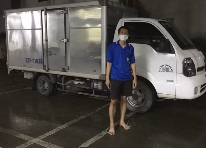  Mâu thuẫn chơi game, tài xế “luồng xanh”' vượt 120 km để đánh nhau. Ngày 26/9, Công an xã Hòa Lợi, huyện Châu Thành (Trà Vinh) lập hồ sơ xử lý Mai Phú Quý (27 tuổi, tỉnh An Giang), Lê Văn Toàn (26 tuổi) và Trần Hoàng Qui (27 tuổi, cùng ở huyện Châu Thành) về hành vi gây rối trật tự công cộng. Do mâu thuẫn khi chơi game, Qui hẹn Quý đến chợ Hòa Lợi để giải quyết. Chiều 24/9, Quý mang theo gậy 3 khúc điều khiển ôtô tải chở thuốc bảo vệ thực vật được phép lưu thông qua “luồng xanh”, đi từ tỉnh Long An đến Trà Vinh. Quý đến nơi hẹn đã bị Qui và Toàn dùng thanh sắt dài khoảng 50 cm xông vào đánh, rượt đuổi gây náo loạn khu vực chợ. (Ảnh: Zing).