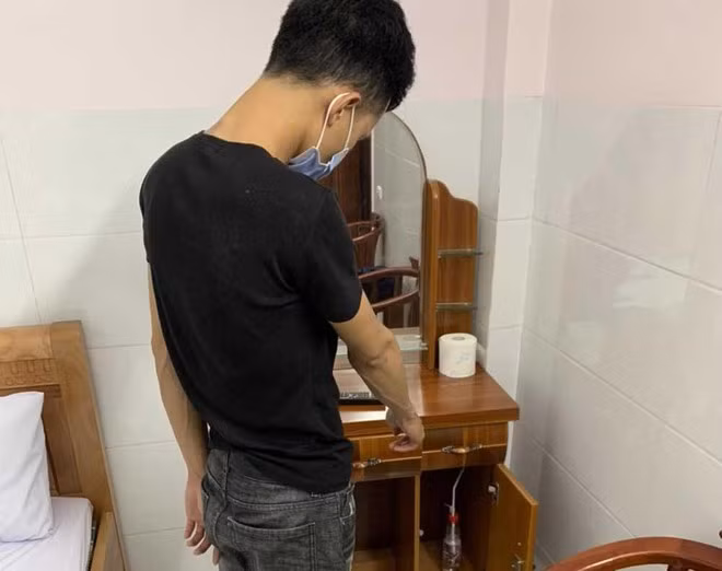  Để khách sử dụng ma túy, chủ nhà nghỉ bị xử phạt. Ngày 26/9, Công an huyện Việt Yên, Bắc Giang cho biết đã lập hồ sơ xử lý đối với chủ nhà nghỉ về hành vi “Để cho người khác sử dụng trái phép chất ma túy trong khu vực mình quản lý”. Theo đó chủ một nhà nghỉ tại tổ dân phố My Điền 2, thị trấn Nếnh bị xử phạt 17,5 triệu đồng. Rạng sáng 24/9, kiểm tra hành chính, cảnh sát phát hiện tại nhà nghỉ này có một đối tượng dương tính với chất ma túy. 