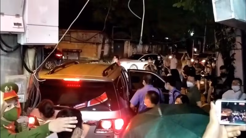 Tháng 2/2021, trung tá Nguyễn Đức Châu, Đội trưởng Đội Cảnh sát hình sự Công an quận Tây Hồ cùng Đại tá Phùng Anh Lê, Trưởng phòng Cảnh sát Kinh tế Công an TP Hà Nội; Thượng tá Phạm Quý Hải, Phó Trưởng Công an quận Tây Hồ đều bị đình chỉ công tác để làm rõ các sai phạm của các cá nhân này. (Ảnh: Khám nhà ông Phùng Anh Lê).