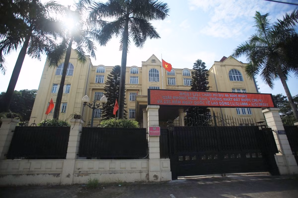 Tại tòa, vợ của bị cáo Nguyễn Hữu Tài, được triệu tập với tư cách người liên quan, khai trong quá trình Công an quận Tây Hồ thụ lý vụ án, đã đưa 100 triệu đồng cho cán bộ Công an quận nhờ "chạy án" cho chồng. (Ảnh: Trụ sở CA quận Tây Hồ. Nguồn: VOV) 