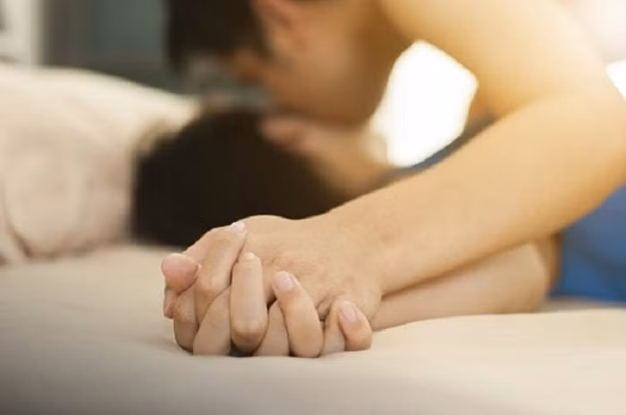 Vĩnh là người làm nghề chữa thuốc nam gia truyền, chữa bệnh bằng cách bấm huyệt. Tháng 11/2020, Vĩnh nhận chữa bệnh trĩ cho chị Q. (trú tại phường Cao Xanh, TP Hạ Long). Quá trình khám chữa bệnh, Vĩnh nói với chị Q. mỗi lẫn bấm huyệt thì phải quan hệ tình dục với mình và được Q. đồng ý. Trong những lần quan hệ tình dục với nhau, Vĩnh nảy sinh ý định tống tiền chị Q. nên sử dụng điện thoại di động của mình quay video lưu lại. Sau đó dùng clip trên đe dọa, tống tiền nữ bệnh nhân. (Ảnh minh họa). 