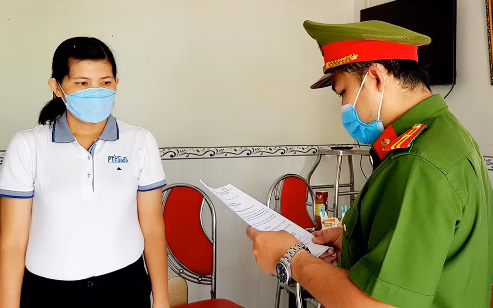 Trong đó có sự giúp sức của Nguyễn Viết Tuyên, Lưu Bá Phúc và sự tham gia làm hồ sơ chứng từ khống của Huyền, Hằng, Trâm, Đào và Khương nhằm vay vốn, chiếm đoạt trên 601 tỷ đồng của ngân hàng. (Ảnh: Thi hành Quyết định khởi tố bị can, lệnh bắt tạm giam và khám xét nơi ở của Huỳnh Thị Thơ Đào)