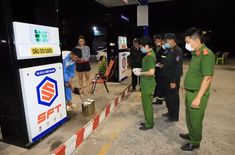 Theo đó, qua công tác nắm tình hình địa bàn, triển khai các biện pháp nghiệp vụ và từ tin báo tố giác của quần chúng nhân dân, Công an tỉnh Đồng Nai phát hiện đường dây buôn lậu, sản xuất xăng giả với quy mô đặc biệt lớn.