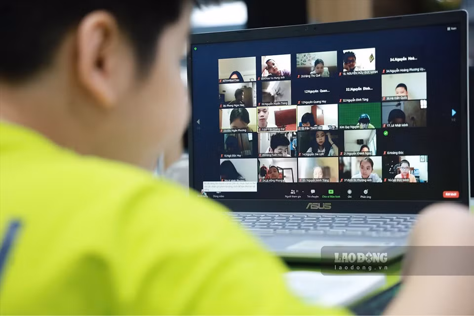 Trước khi vào tiết học, cô giáo sẽ dành thời gian điểm danh từng bạn cũng như kiểm tra đường truyền xem có ổn định không. Trong buổi học đầu tiên của năm học mới, do đường truyền mạng không ổn định khiến nhiều bạn bị thoát ra bất ngờ. Ảnh: Hải Nguyễn