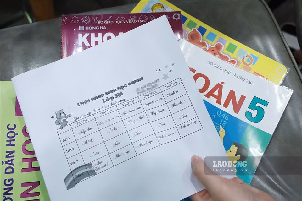 Hôm nay, con sẽ học 4 tiết là các môn Luyện từ và câu, Tin học, Toán và Khoa học. Con đã chuẩn bị sách vở ngay chỗ ngồi để không phải đi lại nhiều làm ảnh hưởng tới buổi học. Ảnh: Hải Nguyễn