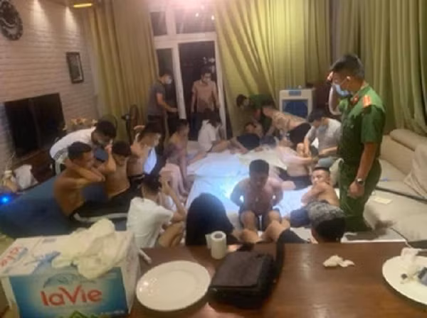  15 nam, nữ thuê biệt thự tổ chức… tiệc ma túy: Rạng sáng 5/9, Công an TP Phúc Yên (Vĩnh Phúc) phát hiện biệt thự cho thuê tại thôn Đại Quang, xã Ngọc Thanh có nhóm nam, nữ sử dụng ma túy. Lực lượng chức năng thu giữ 1 túi nilon có 2 mảng viên nén là ma túy tổng hợp MDMA; 2 túi nilon chứa ketamin. Test nhanh ma túy có 15/18 đối tượng dương tính.
