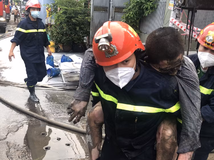  Đốt giấy tờ khiến căn nhà bốc cháy, một người tử vong: Sáng 5/9, căn nhà hai tầng tại đường số 14A phường Bình Hưng Hòa A (quận Bình Tân, TP Hồ Chí Minh) bị cháy, bên trong có 3 cha con bị mắc kẹt. Hậu quả, anh V.T.Đ (SN 1975) tử vong tại bệnh viện. Nguyên nhân ban đầu được xác định do ông Đ. bị bệnh tâm thần, khi đốt các giấy tờ dẫn đến cháy. 