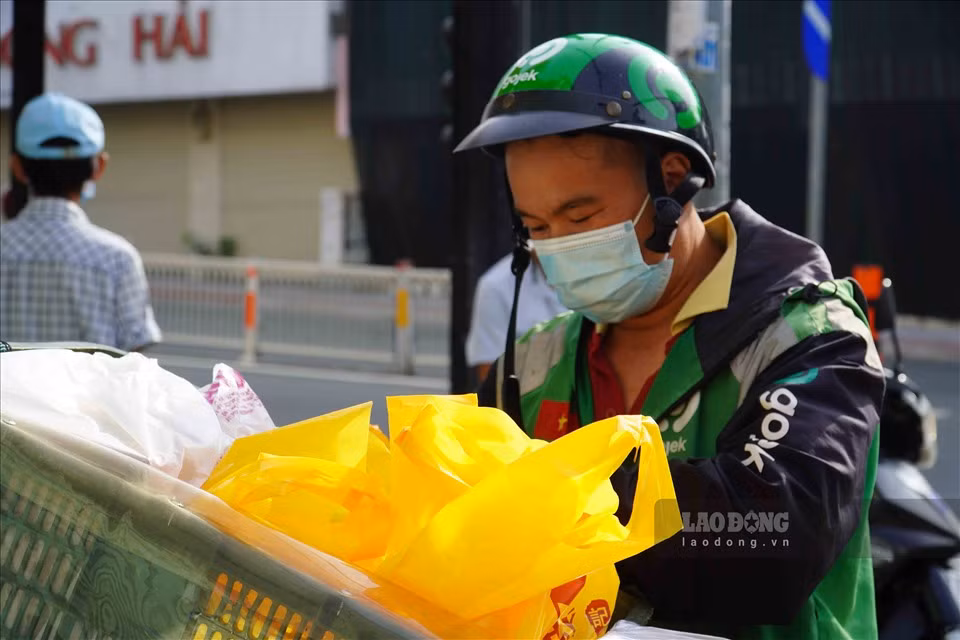 Trong khi nhiều shipper hồ hởi vì có thể nhận nhiều đơn hàng hơn, một số khác lại chưa dám nhận đơn chạy liên quận vì chưa nắm rõ hướng dẫn. Anh Nguyễn Đăng Khoa (shipper) chia sẻ: "Chạy liên quận thì đơn hàng sẽ nhiều hơn trước, tăng thêm thu nhập. Tuy nhiên, hôm nay, tôi chưa dám nhận đơn chạy liên quận vì chưa có chắn chắn về mặt giấy tờ".