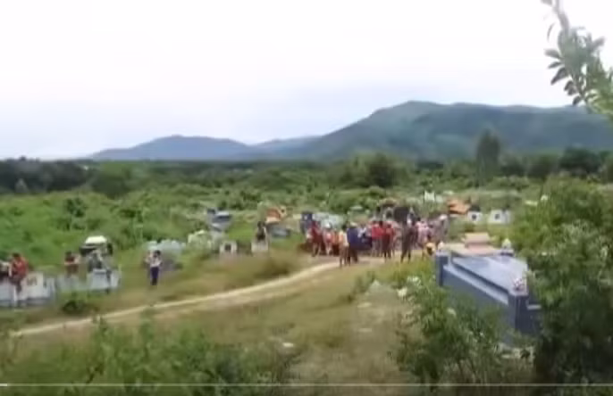 Quá trình điều tra ban đầu xác định bà Thanh làm nghề chăn bò. Thời điểm xảy ra vụ án, nạn nhân mất một ít tài sản trong đó có tiền, vàng. Vụ án xảy ra vào ban ngày, nạn nhân là nữ, bị vết cắt từ phía sau. Sau khi gây án đối tượng dùng xăng đốt xác nạn nhân nhằm phi tang, xóa dấu vết. Khó khăn khi đó do mưa lớn đã làm xóa nhòa các dấu vết hiện trường. (Ảnh: ANTV)
