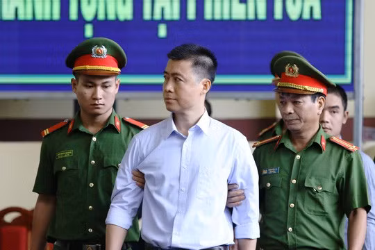 Như vậy, ngoài số tiền gửi tại ngân hàng ở Singapore và thửa đất tại TP Đà Nẵng, cựu Chủ tịch VTC Online còn phải thi hành khoảng 9 tỷ đồng. Trao đổi với luật sư, cơ quan thi hành án được biết gia đình Nam đang tích cực khắc phục nốt.