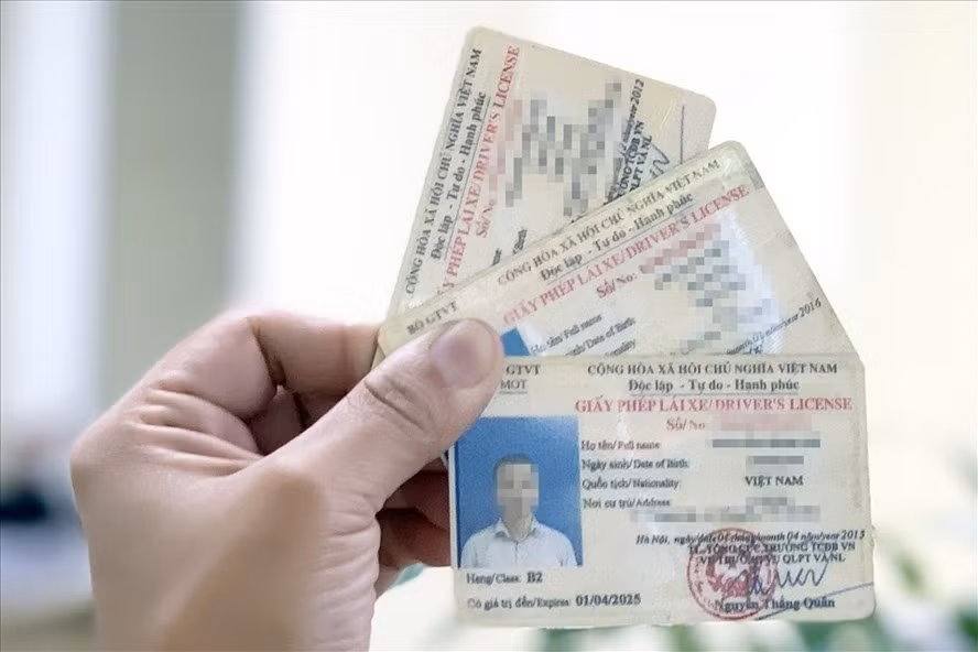 Để bằng lái quá hạn có thể bị phạt 12 triệu đồng. Nghị định 100 chỉ quy định phạt người để giấy phép lái ôtô quá hạn 6 tháng với mức 4-6 triệu đồng. Tuy nhiên, theo nội dung dự thảo, mức phạt với hành vi này được đề xuất chia làm 2 mức: Bằng lái quá hạn dưới 3 tháng phạt 5-7 triệu đồng; quá hạn từ 3 tháng trở lên, không có hoặc sử dụng giấy phép không do cơ quan có thẩm quyền cấp sẽ bị phạt 10-12 triệu đồng. (Ảnh: Lao động).