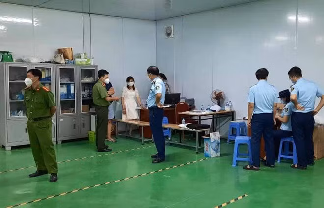 Tạm giữ hơn 380.000 sản phẩm vật tư thiết bị y tế không rõ nguồn gốc. Phòng An ninh kinh tế (CATP Hà Nội) vừa phối hợp cùng Cục QLTT Hà Nội kiểm tra cơ sở kinh doanh tại số 43 đường 3, xã Phù Lỗ, huyện Sóc Sơn. Đoàn kiểm tra đã tạm giữ 20.880 chiếc khẩu trang có dấu hiệu giả nhãn hiệu khẩu trang 3M. Số khẩu trang trên đã được ông Vũ Hoàng Hà - đại diện cho hãng 3M, xác nhận tại chỗ là có dấu hiệu giả mạo và 368.970 sản phẩm vật tư thiết bị y tế khác.