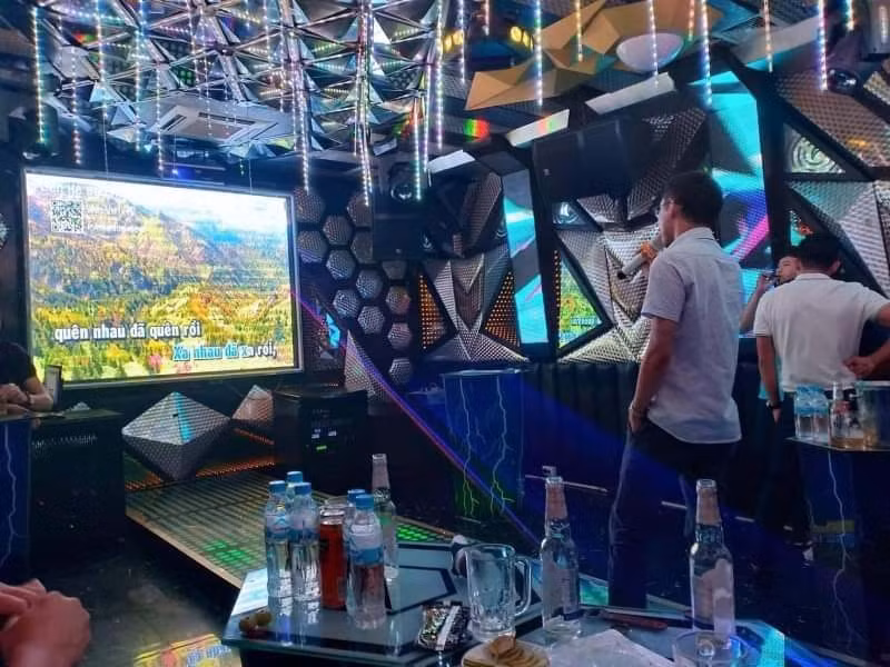  Xem xét kỷ luật hiệu trưởng, hiệu phó đi hát karaoke. Ngày 2/9, UBND huyện Hướng Hóa (Quảng Trị) đã xử phạt hành chính với chủ cơ sở karaoke Nhân Đức mức 20 triệu đồng. UBND xã Hướng Phùng xử phạt mức 2 triệu đồng đối với ông Nguyễn Hữu Quảng, Hiệu trưởng Trường Tiểu học Hướng Phùng, hiệu phó ông Đinh Trường Hải và ông Trương Quang Dũng, giáo viên Trường Tiểu học Hướng Phùng. UBND huyện đang hoàn chỉnh hồ sơ, thủ tục để xem xét kỷ luật cán bộ, giáo viên vi phạm. Trước đó,chiều 31/8, 4 cán bộ, giáo viên trường Tiểu học Hướng Phùng vào quán karaoke Nhân Đức hát , bất chấp dịch bệnh. Nguồn: VNN