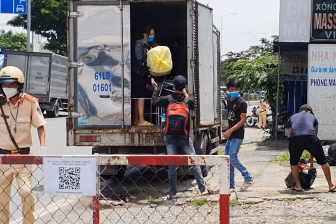 6 F0 khỏi bệnh đi nhờ xe tải luồng xanh thông chốt. Đội CSGT Bình Triệu, Phòng CSGT (PC08) Công an TPHCM cho biết, 10h sáng 18/9, tổ công tác kiểm tra xe tải có mã QR “luồng xanh” để kiểm tra quy định phòng, chống dịch gần giao lộ Quốc lộ 1 – Lê Trọng Tấn, khu vực giáp tỉnh Bình Dương và phát hiện 6 người gồm cả nam và nữ trong xe. Nhóm người cho biết từng là F0 khỏi bệnh và vừa hoàn thành cách ly nên đi nhờ xe tải để về địa phương khai báo y tế. Đội CSGT Bình Triệu đã lập biên bản tài xế lỗi Chở người trong thùng xe tải trái quy định.