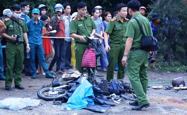 Có 3 người tử vong tại chỗ; 18 nạn nhân khác bị thương được chuyển đến bệnh viện tại Long An cấp cứu. Sau đó 8 trường hợp được đưa về cấp cứu tại Bệnh viện Chợ Rẫy TP HCM. Đến 19h tối nay, thông tin mới nhất xác nhận có thêm 1 trường hợp tử vong tại bệnh viện đa khoa tỉnh Long An.