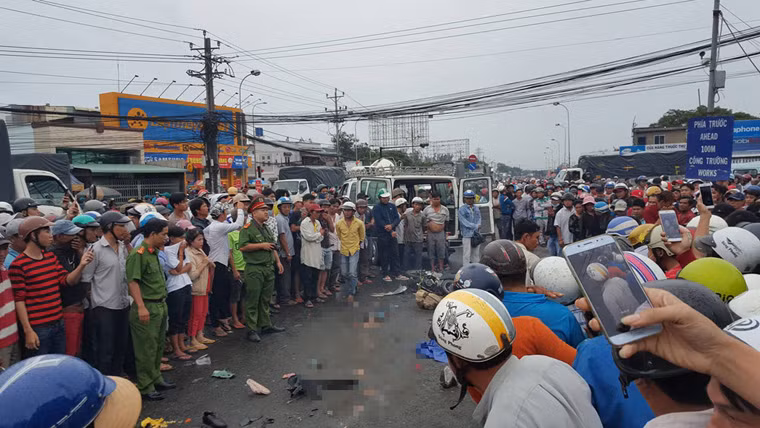Anh M. may mắn chỉ bị thương nhẹ, trong khi đó một vài người bạn của anh bị thương rất nặng hiện đang điều trị tại các bệnh viện như đa khoa tỉnh Long An, Chợ Rẫy mà chưa biết tình trạng ra sao.