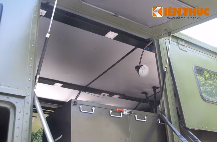 Vỏ thùng bọ tôn (dày 1,2mm) và bọc tấm Alumin phía trong (dày 3mm). Phần lõi thành thùng được phun xốp cách âm, cách nhiệt bằng công nghệ mới đảm bảo kín, chắc chắn, chống rung.
