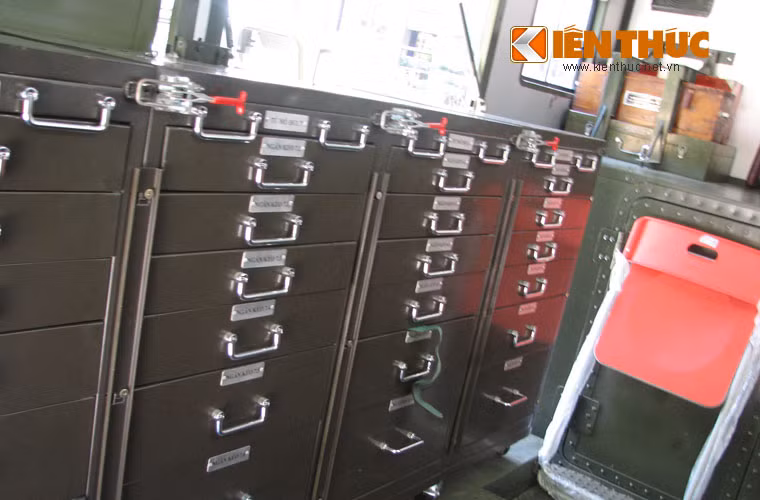 Mỗi xe có 08 tủ mô đun lắp đặt trong thùng xe và có hệ thống pa lăng nâng hạ.