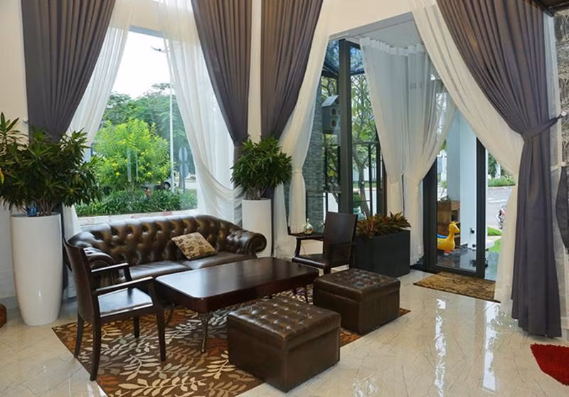 Hơn nữa ngoài 2 vợ chồng gia đình anh còn có 4 con nhỏ, 5 người giúp việc, việc dọn tới căn hộ to hơn là điều tất yếu.