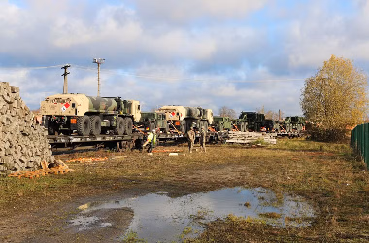 Ngoài xe tăng, thiết giáp, Quân đội Mỹ còn đưa tới Estonia các xe bọc thép Humvee, xe tiếp dầu…
