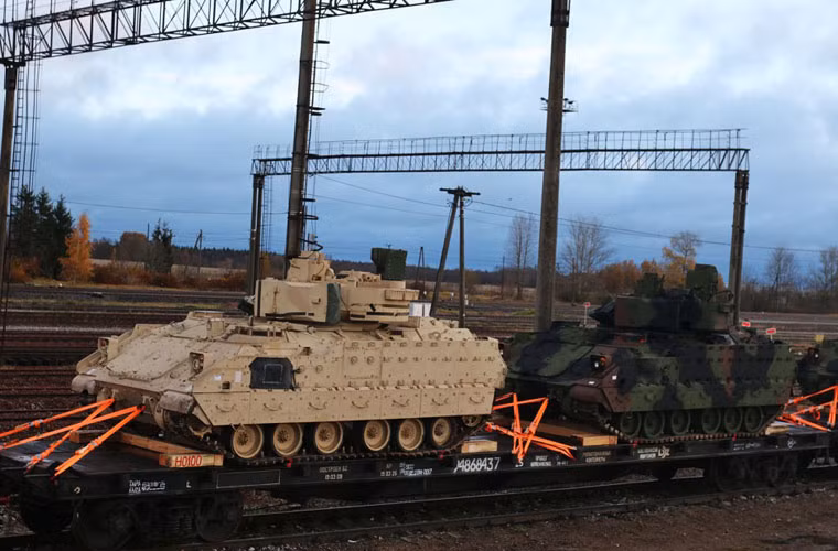 Xe chiến đấu bộ binh M2A3 Bradley được cố định trên một toa tàu.
