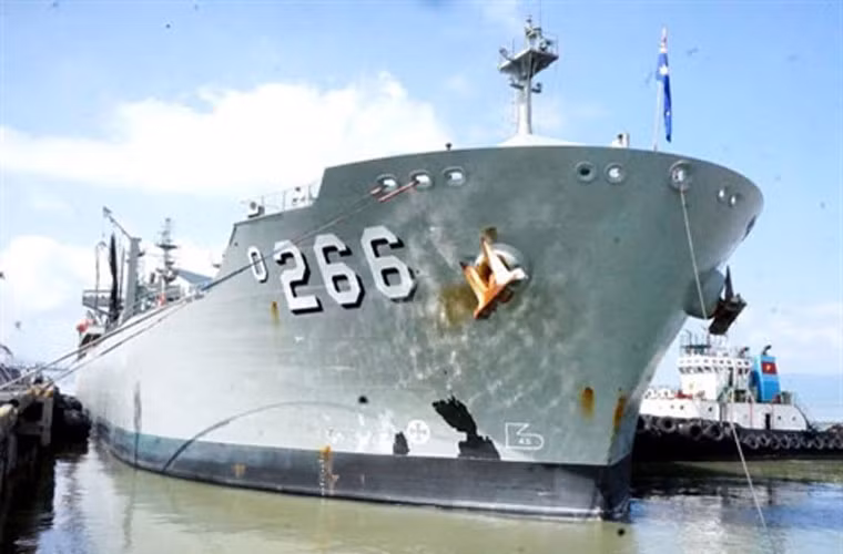 Tàu tiếp dầu khổng lồ HMAS Sirius của Hải quân Hoàng gia Australia cập cảng Tiên Sa, Đà Nẵng sáng 30/10. HMAS Sirius (O 266) có lượng giãn nước lên tới 46.755 tấn, dài 191m, chở được 34.806 mét khối nhiên liệu.