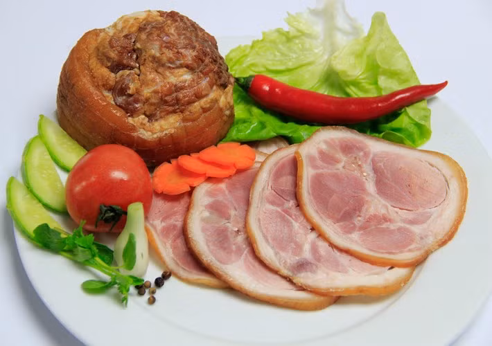 Chọn đồ ăn vặt đúng cách: Đồ ăn vặt giúp bạn đỡ "buồn mồm" và tỉnh táo hơn. Nên tránh những món nhiều calo và carb bởi chúng sẽ kéo theo cơn buồn ngủ. Thay vào đó, bạn hãy chọn các loại rau củ quả như cà rốt, cần tay, táo hoặc phô mai và thịt ít muối...