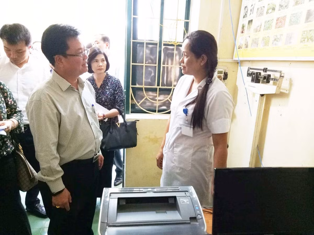 Thứ trưởng Bộ Y tế "bày cách" kéo người dân tới trạm y tế xã khám chữa bệnh Thu truong Bo Y te