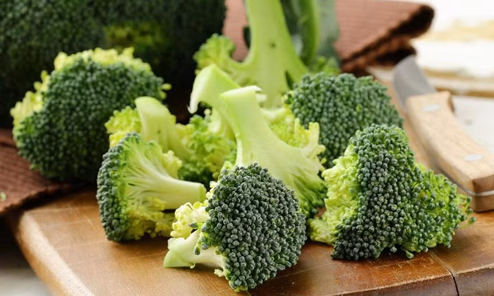Bông cải xanh: Bông cải xanh chứa nhiều vitamin C, folate, carotenoids và phytochemical chống lại các yếu tố gây hại trong phổi. Loại rau xanh này có một hợp chất hoạt tính gọi là L-sulforaphane, giúp các tế bào chuyển sang các gen chống viêm để ngăn ngừa các bệnh hô hấp.