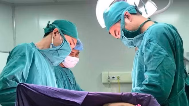 Các bác sỹ tiến hành bóc tách khối u Các bác sỹ tiến hành bóc tách khối u