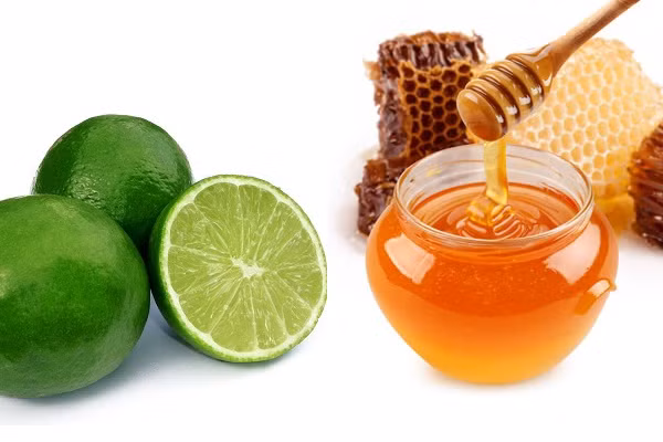  Mật ong và chanh tươi Khía kiểu múi khế ở ngoài vỏ quả chanh, cho vào chén nhỏ, dùng một vài thìa mật ong cho ngấm đủ toàn bộ quả chanh. Để trong 1-2 giờ sau đó cắt và ngậm. Ngoài ra, có thể làm mật ong hấp cách thủy khoảng 10 phút để ngậm và ăn.