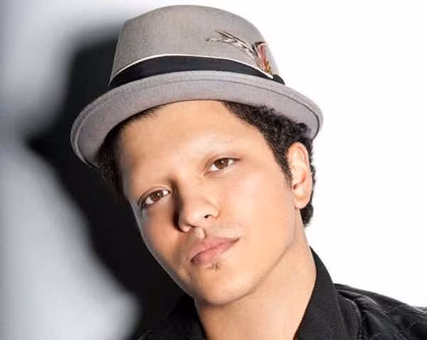 Có vẻ như Bruno Mars vẫn đẹp trai dù không có lông mày. Ảnh: The Richest.