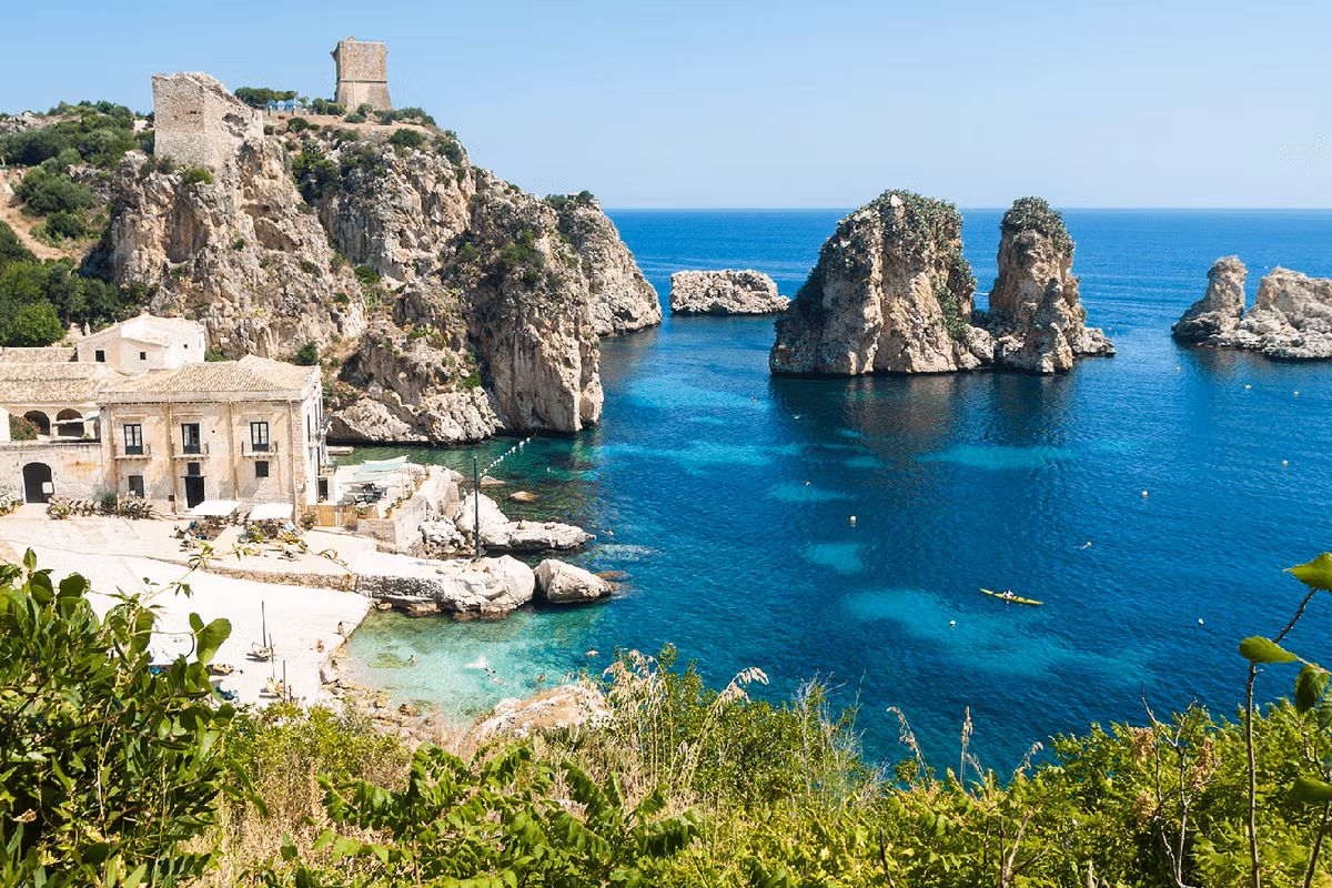 Được chọn làm bối cảnh cho bộ phim về mafia kinh điển - Bố già (Godfather), đảo Sicily - nằm ở phía nam Italy bất ngờ có thêm biệt danh “ thánh địa mafia”.