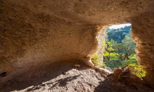 Ngoài ra, đảo Sicily còn có nghĩa địa đá Pantalica, nơi có hàng nghìn ngôi mộ mang hình dáng tổ ong, được đẽo sâu vào vách núi Hyblae. Trải qua hơn ba thiên niên kỷ, nghĩa địa đá lớn nhất châu Âu - Pantalica đã trở thành minh chứng lịch sử cho nền văn minh nhân loại.