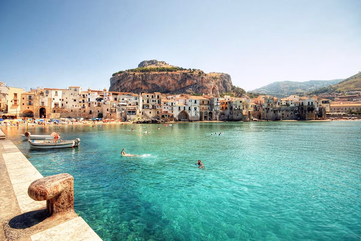 Ở Sicily hiện có nhiều công ty lữ hành chuyên tổ chức các tour "du lịch mafia", đưa du khách tới tham quan những địa điểm từng được chọn làm bối cảnh trong Bố già.