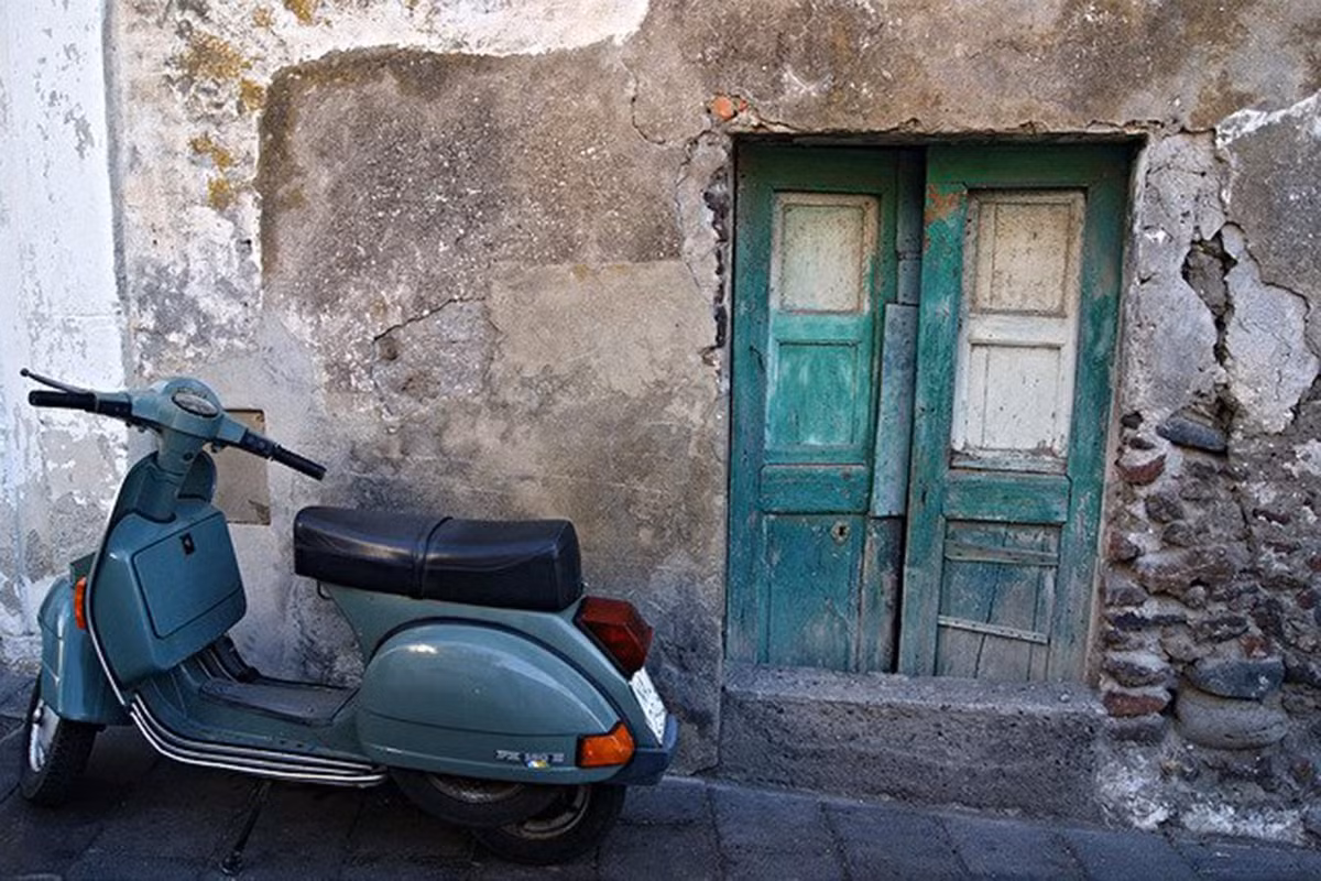Thị trưởng của Castiglione di Sicilia cho biết dự án bán nhà giá 1 euro được đưa ra với hy vọng "thổi làn gió mới" để cứu vãn tình trạng nhà xuống cấp và giảm dân số đang diễn ra. Những năm 1900, thị trấn có 14000 người sinh sống nhưng đến nay giảm chỉ còn 3000 người.