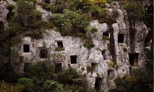 Ngoài những ngôi làng từng là bối cảnh phim và thị trấn bán nhà giá 1 euro, đảo Sicily còn nổi tiếng với nhiều điều thú vị khác. Đây là nơi có ngọn núi lửa vẫn đang hoạt động và lớn nhất châu Âu - núi lửa Etna. Năm 2013, Etna có đợt phun trào dữ dội nhất trong lịch sử (Nguồn: VnExpress).