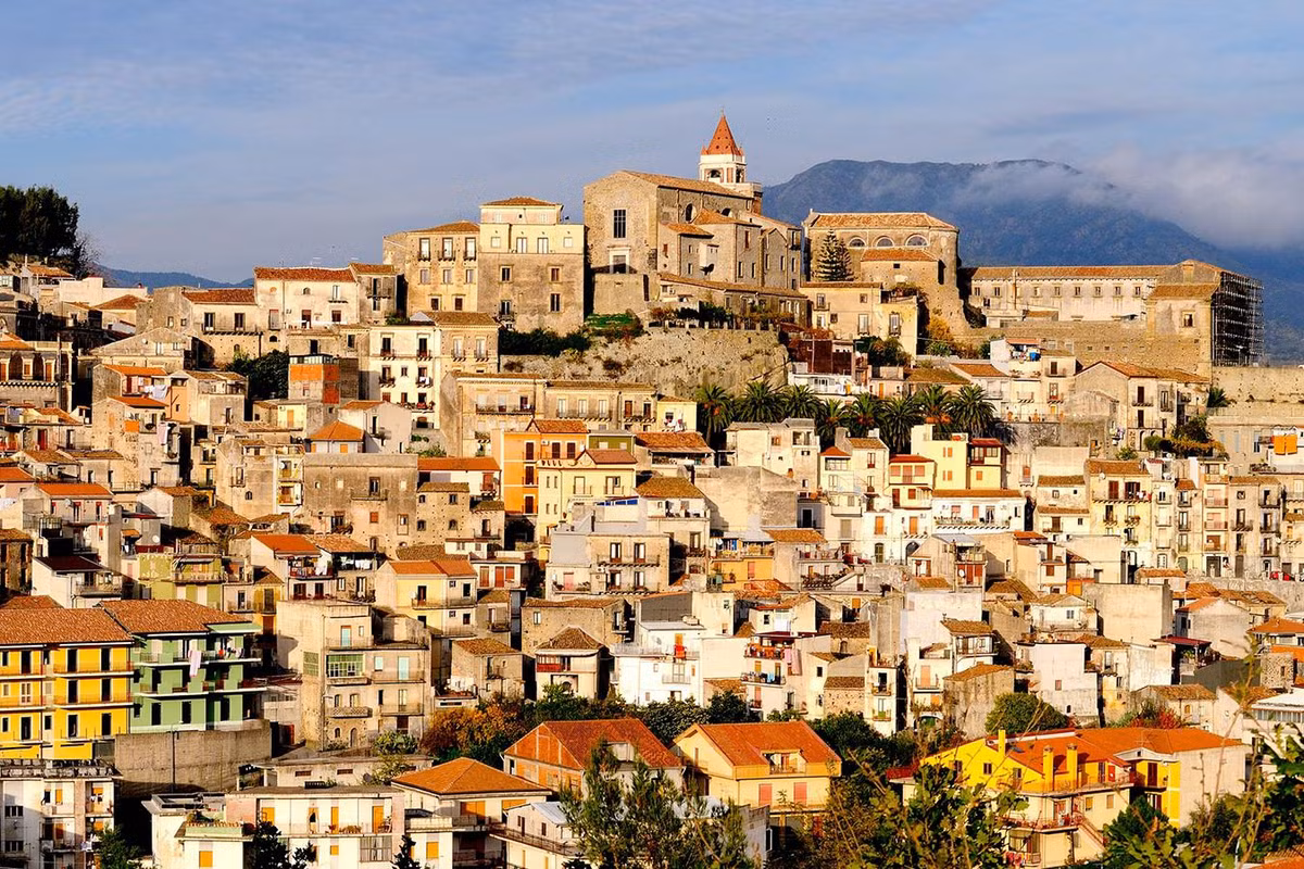 Tuy nhiên, thị trường du lịch tại Sicily đã không còn “hấp dẫn” khi đại dịch Covid-19 xảy ra. Giữa thời điểm dịch bệnh hoành hành, có những ngôi nhà ở thị trấn thị trấn Castiglione di Sicilia được rao bán với giá tượng trưng 1 euro/căn.
