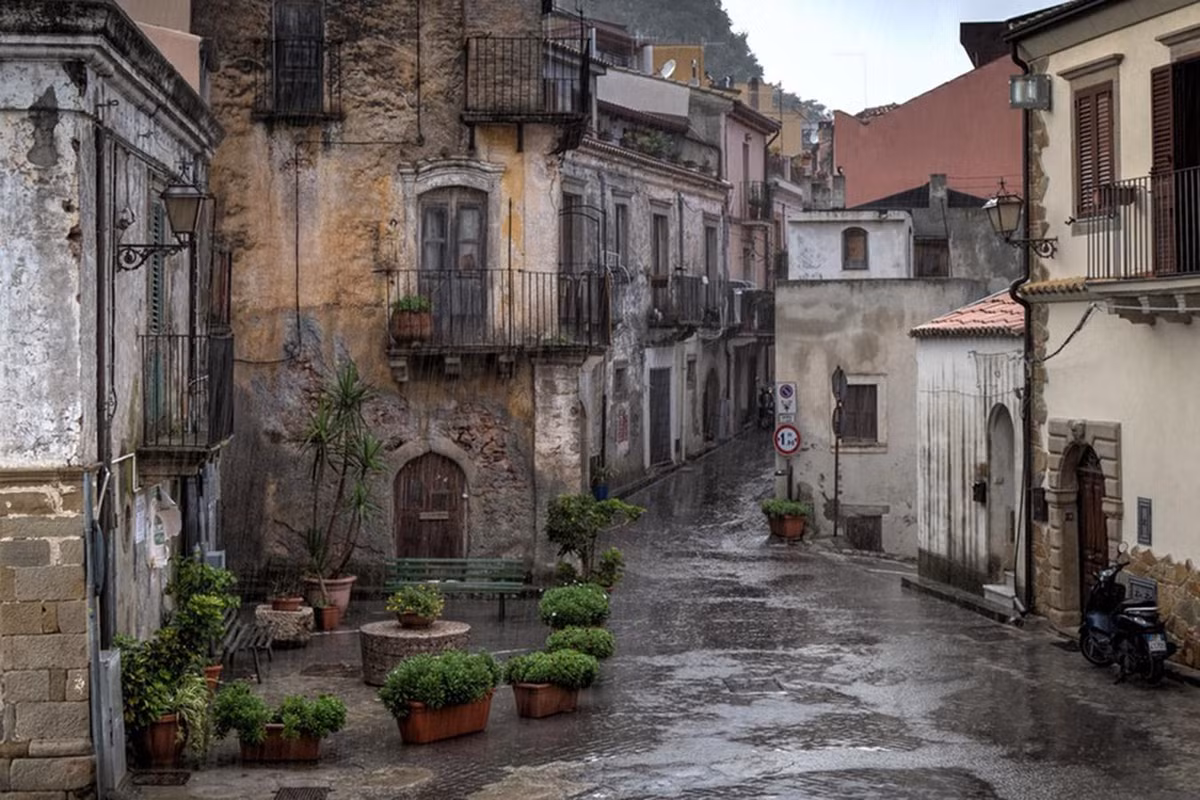 Sicily mang vẻ đẹp lãng mạn ngay cả khi trời đổ mưa. Theo thống kê năm 2019, mỗi năm, đảo Sicily đón khoảng 4,5 triệu khách quốc tế tới tham quan.