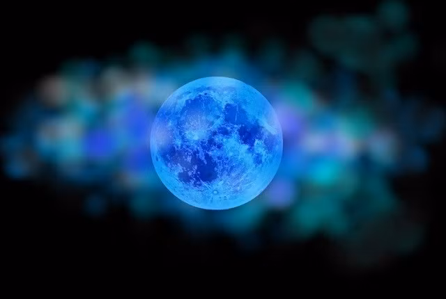 Cũng có quan niệm cho rằng, "trăng xanh" là hiện tượng dùng chỉ lần trăng tròn thứ 2 trong một tháng dương lịch. Như vậy, giữa các lần trăng tròn sẽ cách nhau khoảng 29,5 ngày. 