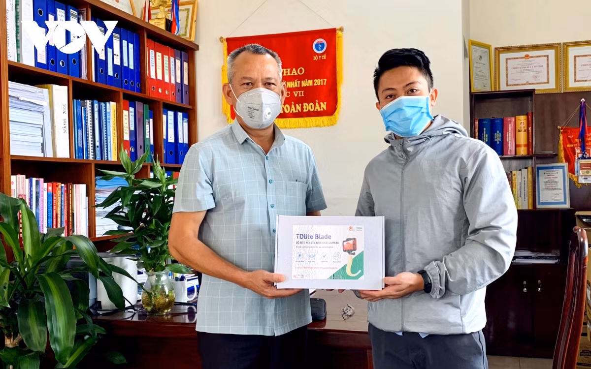 Nam sinh chế tạo dụng cụ đặt ống thở có camera hỗ trợ điều trị COVID-19 - Hình 4 Nam sinh che tao dung cu dat ong tho co camera ho tro dieu tri COVID-19-Hinh-4