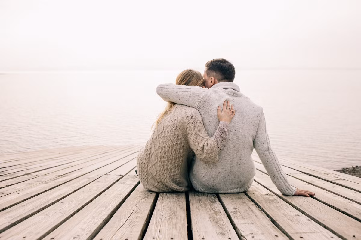 Sau đó một nhóm tình nguyện viên khác sẽ có nhiệm vụ ngửi những chiếc áo phông của cả 2 nhóm tình nguyện viên trên. Kết quả cho thấy, mùi cơ thể của những tình nguyện viên chứa mầm bệnh E. coli bị đánh giá là khó chịu hơn hẳn mùi cơ thể của các tình nguyện viên không chứa mầm bệnh. Vì vậy, khi một người phát ra mùi cơ thể đặc biệt khó chịu, rất có khả năng sức khỏe của người này đang gặp vấn đề. Và việc mọi người cố gắng tránh né cũng là một cách để bảo vệ sức khỏe của bản thân.