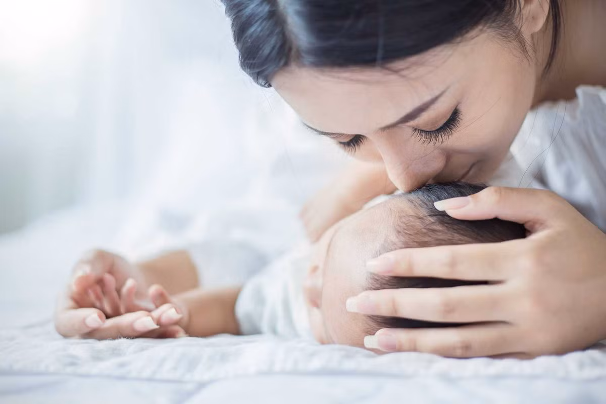 Mùi cơ thể cũng ảnh hưởng đến các mối quan hệ đơn thuần khác. Cha mẹ thường nhận ra ngay mùi của đứa con mới sinh, và trẻ sơ sinh cũng nhận biết được mùi của mẹ mình với những phụ nữ khác. Anh chị em có thể nhận ra nhau ngay cả khi không gặp nhau trong nhiều năm nhờ mùi cơ thể. Nhiều người sẽ cảm thấy thoải mái dễ chịu với mùi quen thuộc của bà mình hoặc một ai đó vô cùng thân thiết.