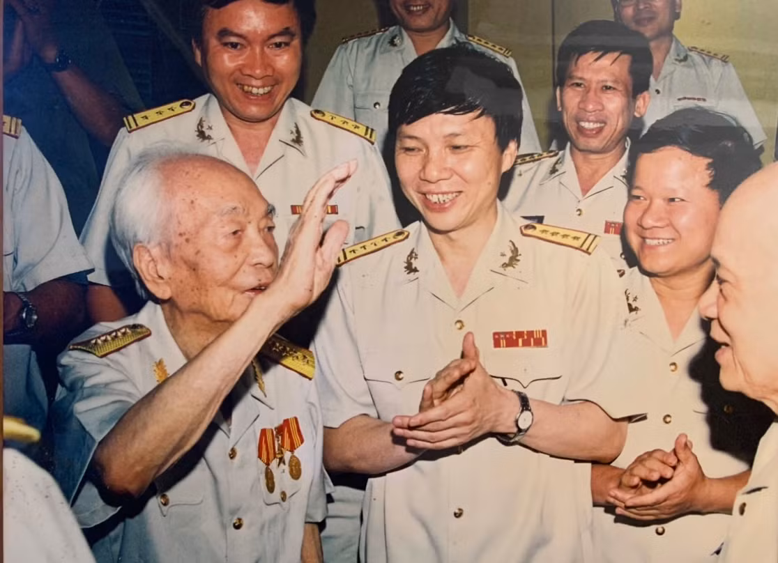 Dai tuong - Nha bao Vo Nguyen Giap: Ngoi but chien binh va chinh nghia