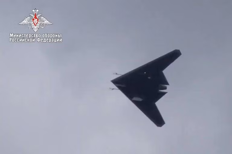 Tuy rằng triển vọng của UAV tấn công tàng hình Okhotnik là rất lớn nhưng các chuyên gia quân sự phương Tây cho rằng sẽ còn rất lâu nữa Nga mới có thể hoàn thành phương tiện tác chiến này.